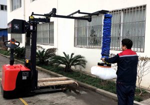 Delivery of vacuum tube lifter for 35kg boxes WITH STACKER